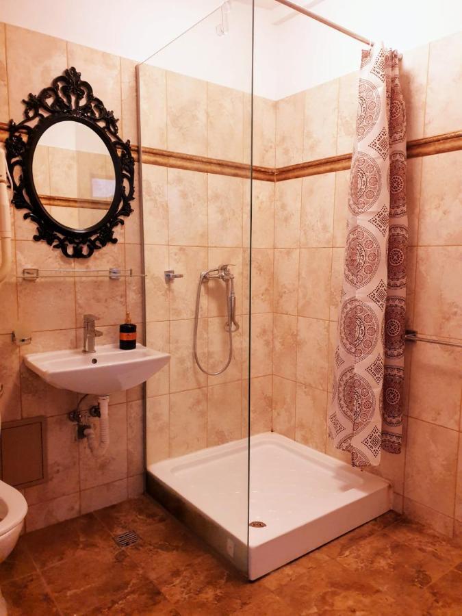 Hotel Queen Bucarest Extérieur photo